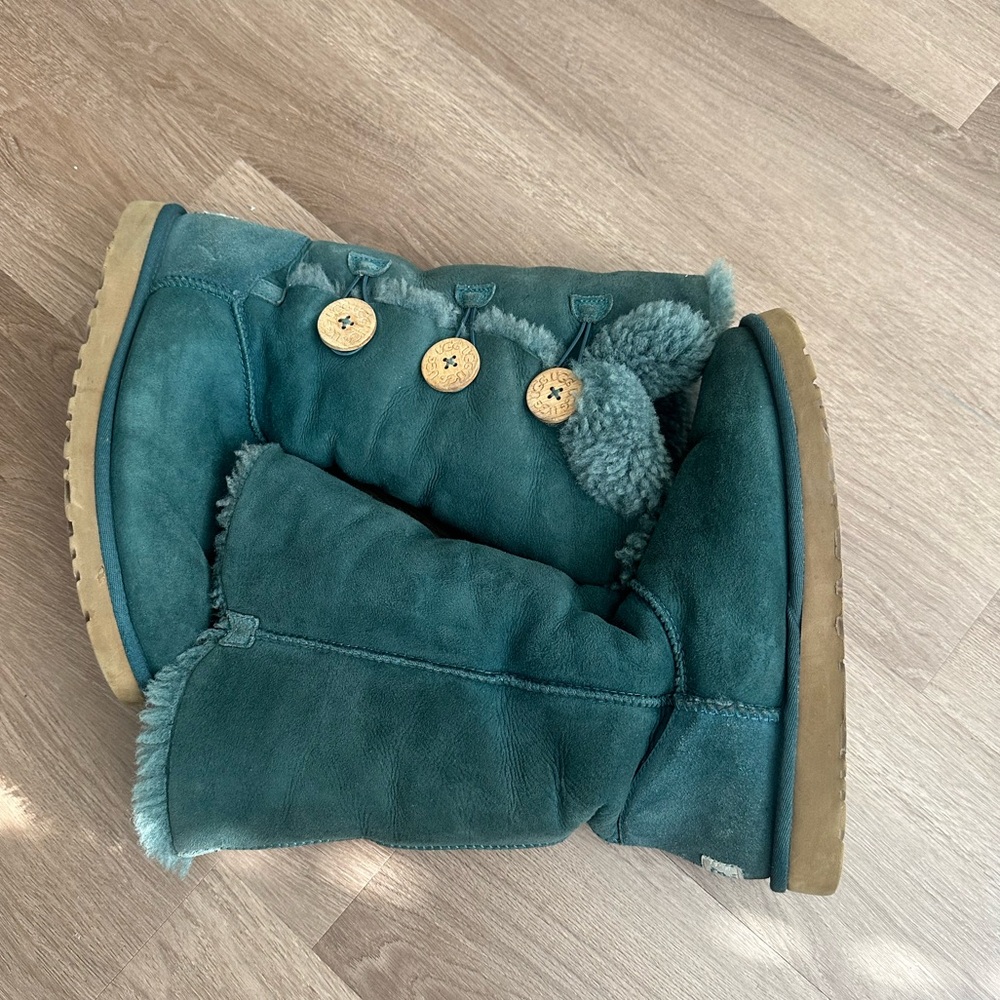 UGG Australia Women's Bailey Button Triplet II Boot sz 8